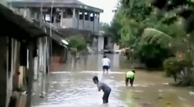 Istri Wali Kota Solo juga bahkan ikut membersihkan sampah banjir yang sempat masuk ke rumah.