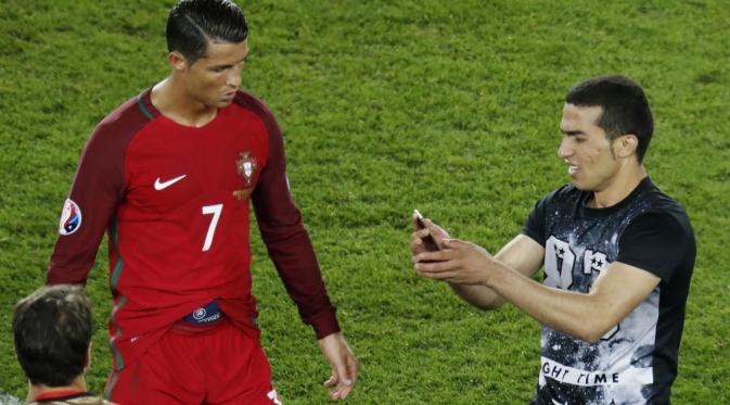 Seorang Pendukung Portugal Mengajak Ronaldo Selfie (Reuters)