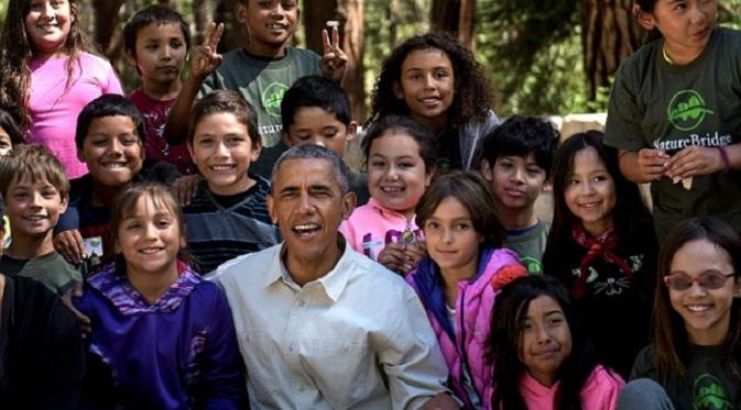 Presiden Obama berfoto bersama para siswa yang berkunjung ke Taman Nasional Yosemite (AFP)