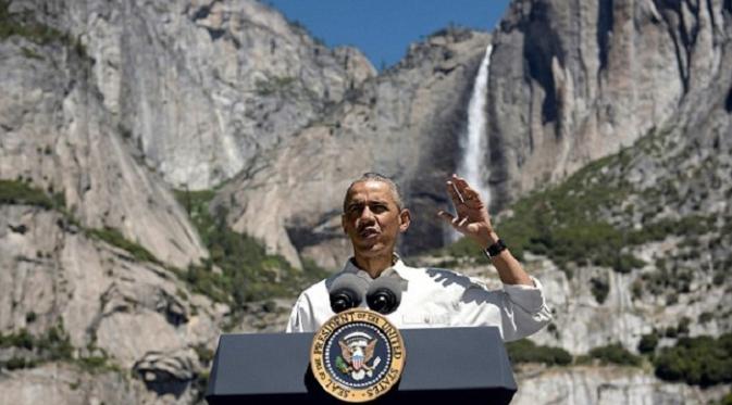 Presiden AS Barack Obama berpidato dengan latar belakang Air Terjun Yosemite (AFP)