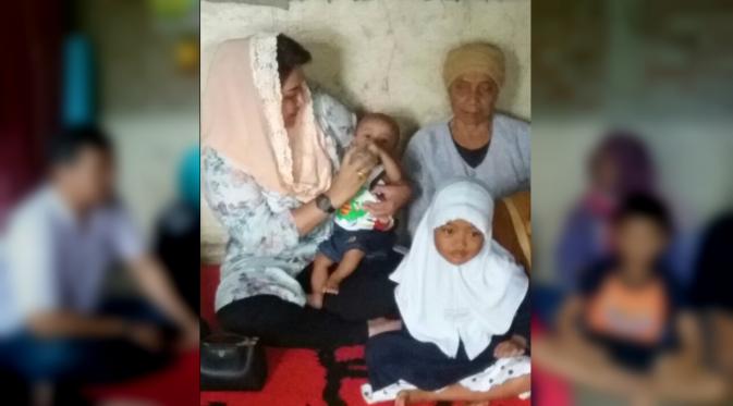 Wali Kota Semarang Hevearita G Rahayu mengunjungi keenam bocah yang ditinggal orangtuanya. (Edhie Prayitno Ige/Liputan6.com)