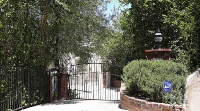 Gerbang rumah Anton Yelchin, tempat kejadian tragis merenggut nyawa sang aktor. (via. Dailymail)