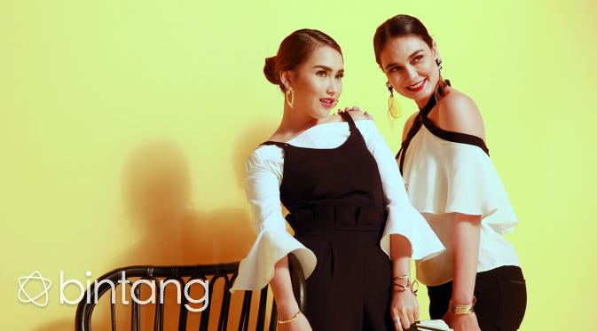 Luna Maya dan Ayu Ting Ting saat pemotretan Luna Habit Clothing Line. (Deki Prayoga/bintang.com)