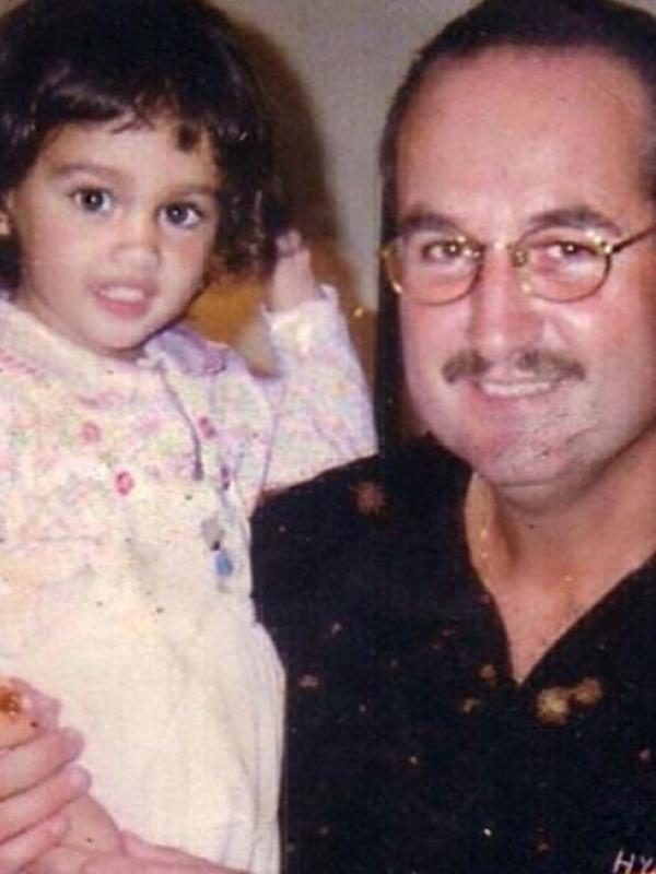 Cinta Laura semasa kecil bersama sang ayah, Michael Kiehl. (Instagram - @claurakiehl)