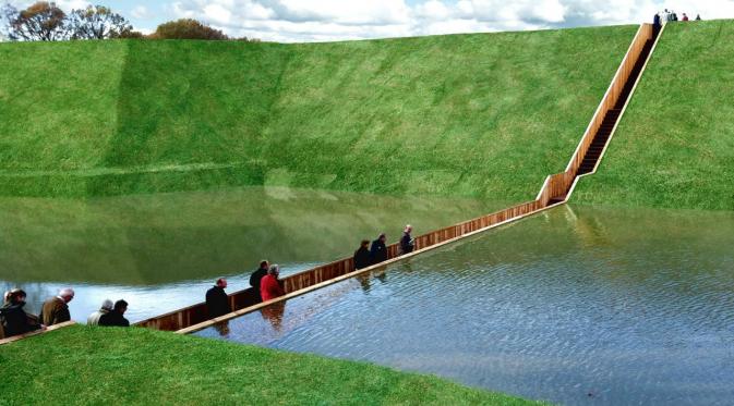 Sebuah benteng pertahanan di Belanda berupa parit 'Fort De Roovere' kerap kali disebut sebagai 'Moses' Bridge' karena membuat seolah air dibelah menjadi dua seperti kisah Nabi Musa. (Sumber: Feel Planet)