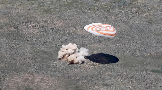 Pendaratan kapsul Soyuz dengan parasut mengantarkan 3 astronot kembali ke bumi (Sumber: Venture Beat).