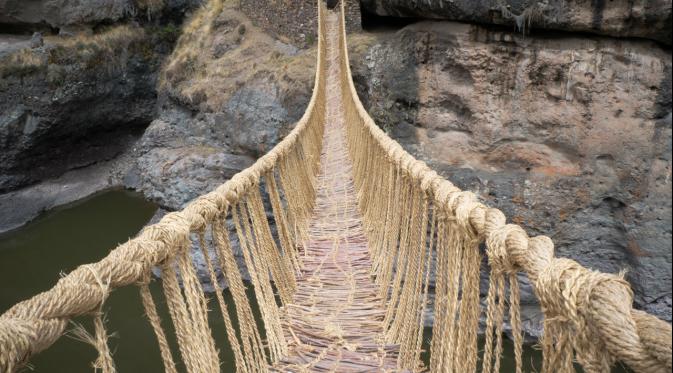 Jembatan Q’eswachaka yang membentang di atas aliran sungai Apurimac, provinsi Canas, Peru. (Sumber: Peruvian History)