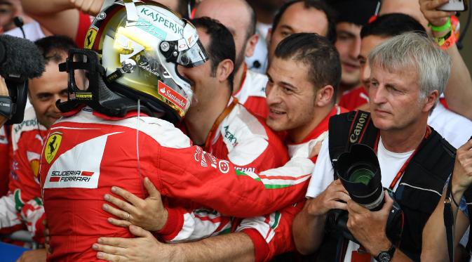 Sebastian Vettel merayakan posisi runner up bersama kru pit Ferrari di F1 GP Baku. (AFP/Andrej Isakovic)