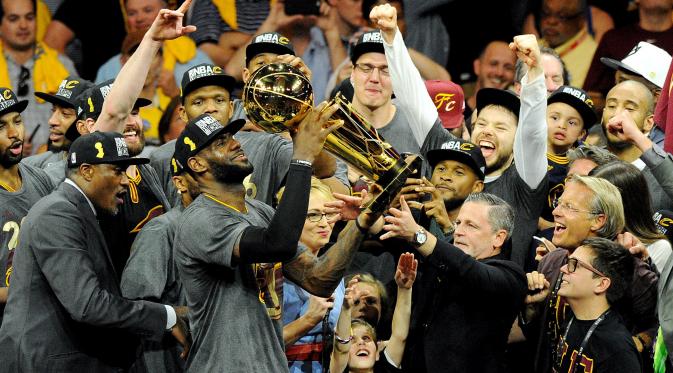  LeBron James dan rekan-rekannya merayakan gelar juara NBA usai menaklukan Golden State Warriors di Oracle Arena, AS, Senin (20/6/2016) WIB. Cavaliers menang 4-3 atas Warriors. (Reuters/Gary A. Vasquez-USA TODAY Sports)