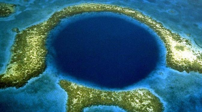 Lubang tempat pembuangan kapal selam, Blue Hole. (sumber: Daily Mail)