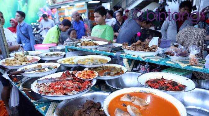 Menu buka puasa di pasar kaget Bendungan Hilir, Jakarta.| (Nurwahyunan/Bintang.com)