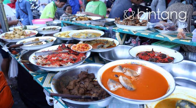Menu buka puasa di pasar kaget Bendungan Hilir, Jakarta.| (Nurwahyunan/Bintang.com)