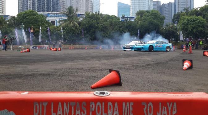 Aksi drifter saat mengikuti latihan drifting di lapangan Polda Metro Jaya jelang kejurnas (istimewa/Liputan6.com)