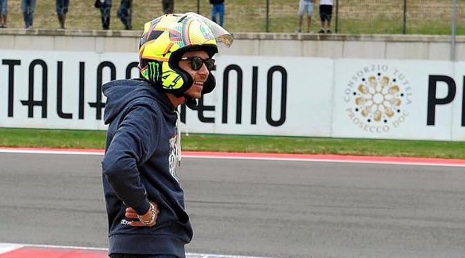 Helm half face yang sedang digunakan Valentino Rossi adalah buatan Arai, bukan AGV. (Motorsport)
