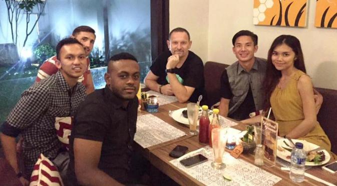 Dejan Antonic makan malam bersama pemain Persib Bandung sebagai perpisahan sebelum ia kembali ke Hong Kong. (Facebook Dejan Antonic)