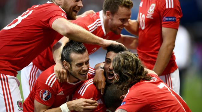 Selebrasi pemain Wales setelah gol Neil Taylor ke gawang Rusia pada laga Piala Eropa 2016, Selasa (21/6/2016). (MARTIN BUREAU / AFP)
