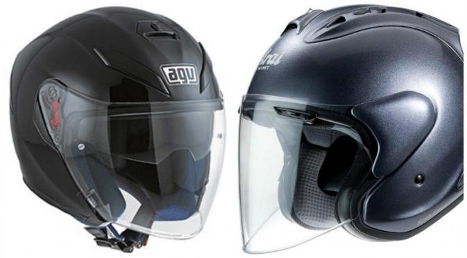 Perbandingan antara helm AGV K5 dan Arai Ram4 (kanan). (Bola.com/Motomalaya/Formotorbikes)