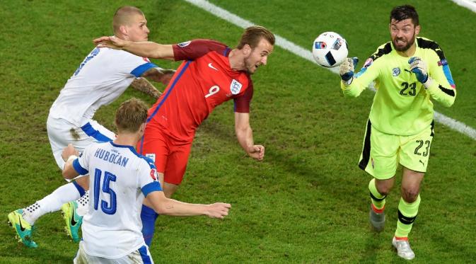 Inggris ditahan imbang 0-0 Slovakia pada laga terakhir Grup B Piala Eropa 2016 di Stade Geoffroy-Guichard, Saint-Etienne, Selasa (21/6/2016) dini hari WIB. (AFP/Jean-Philippe Ksiazek)