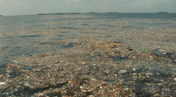 Ilustrasi sampah plastik di samudera. (Sumber Sydney Morning Herald)