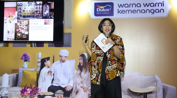 Desainer Interior Rina Renville memberi tips mendekorasi rumah menjelang Hari Raya Idul Fitri dalam acara Buka Puasa Dulux di Kembang Goela, Jakarta (20/06).