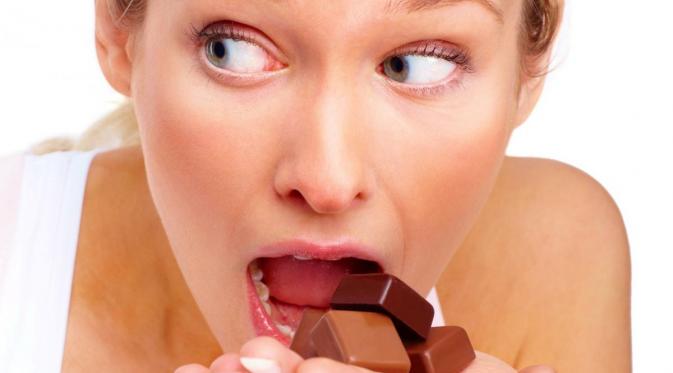Orang yang makan cokelat secara rutin terbukti memiliki kinerja kognitif yang lebih baik. Sumber : wajibbaca.com.