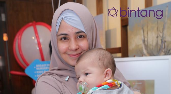 Demi memberikan perkembangan terbaik bagi anaknya, Arkarna Rafif Bissari yang baru berusia lima bulan, Risty Tagor mengikuti kelas parenting. (Andy Masela/Bintang.com)