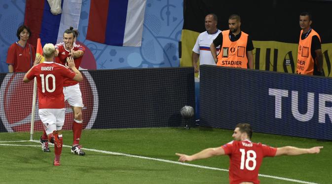 Reaksi penyerang Wales, Gareth Bale (kanan) usai mencetak gol ke gawang Rusia, pada matchday ketiga Grup B Piala Eropa 2016, di Stade de Toulouse, Senin (21/6/2016). (AFP/Pascal Pavani).