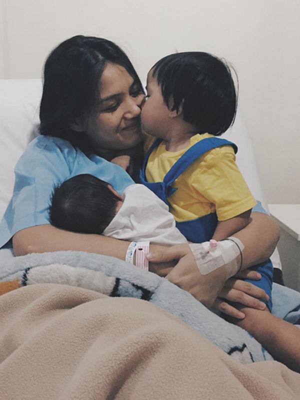 Herfiza Novianti bersama dua anaknya, Mikaila Akyza Pratama dan Athaya Akyza Pratama. [Foto: Instagram Herfiza Novianti]