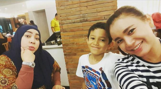 Rossa bersama putranya, Rizky Langit Ramadhan dan Melly Goeslaw. [Foto: Instagram Melly Goeslaw]
