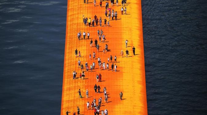 Sekitar 200.000 batu apung digunakan untuk membuat The Floating Piers yang memanjang sejauh 3 km dan menghubungkan desa Sulzano, sebuah pulau kecil di Monte Isola, Danau Iseo selama 16 hari. Sumber : theweather.com
