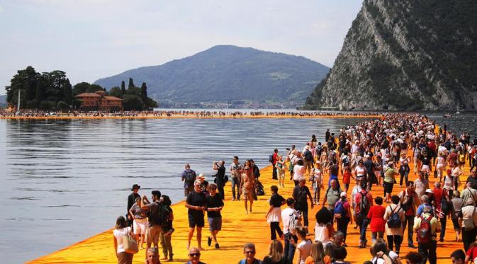 Para pengunjung berjalan di sepanjang The Floating Piers, Danau Iseo, Italia Utara. Sumber : theweather.com