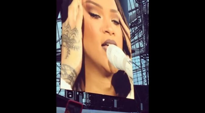 Tangis Rihanna saat konser ANTI World Tour di Dublin. (Youtube)