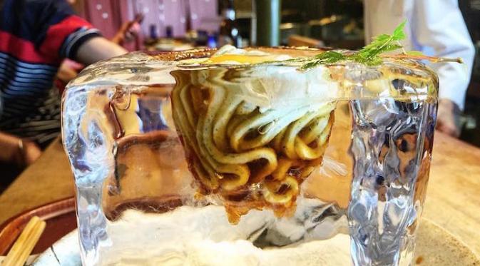 Mie ini disajikan dalam balok es batu di restoran Tempura Matsu. Sumber : mymodernmet.com
