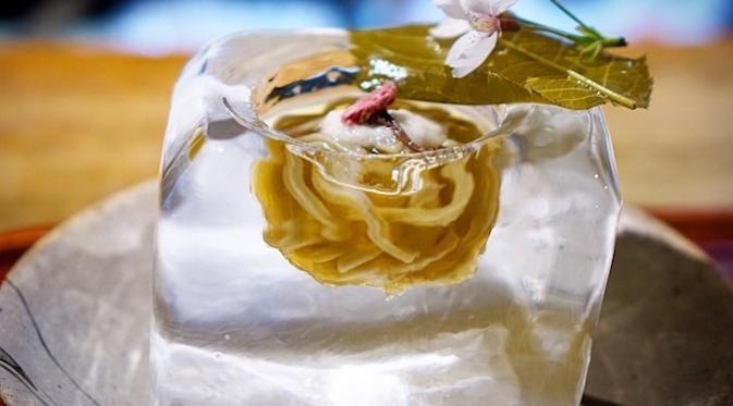 Mie ini disajikan dalam balok es batu di restoran Tempura Matsu. Sumber : mymodernmet.com