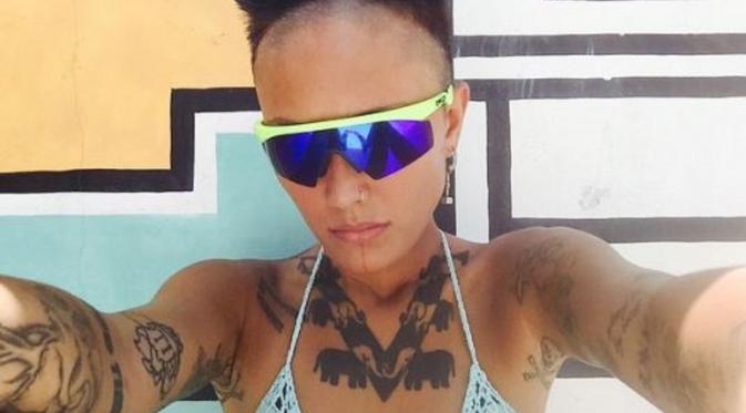 Tubuh Fahrani yang dipenuhi tato (Instagram/@favelapunk)