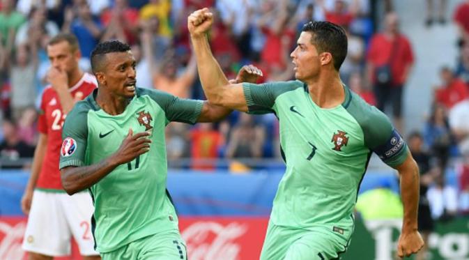 Striker Portugal, Cristiano Ronaldo (kanan), merayakan gol ke gawang Hungaria pada laga Grup F Piala Eropa 2016 di Stade de Lyon, Lyon, Rabu (22/6/2016). (AFP/Philippe Desmazes)