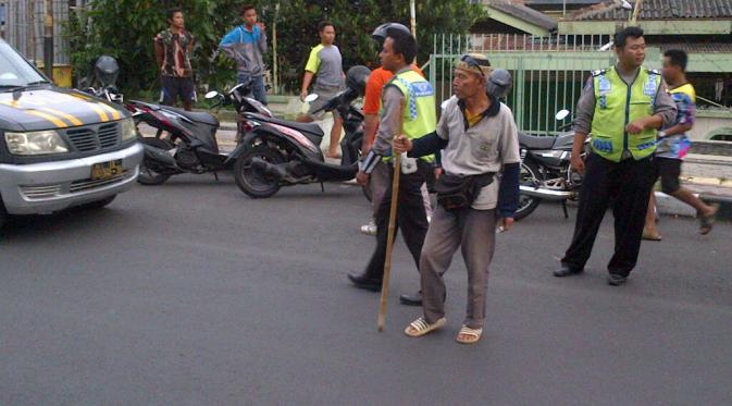 Aksi kakek bertongkat bambu asal Semarang bubarkan balapan liar ternyata ditentang pihak kepolisian. (Liputan6.com/Edhie Prayitno Ige)