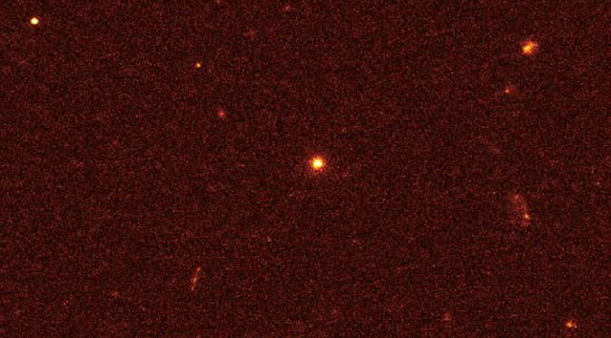 Black hole bernama Swift J1644+57 yang terdapat di sebuah galaksi kecil di konstelasi Draco (NASA/ESA/A Fruchter/STScl)