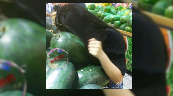 'Tok! Tok!' Kebiasaan Konyol Mengecek Semangka Milik China? (Sina-Weibo/BBC)