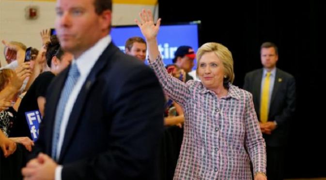 Hillary Clinton dikelilingi sejumlah agen Secret Service (reuters)