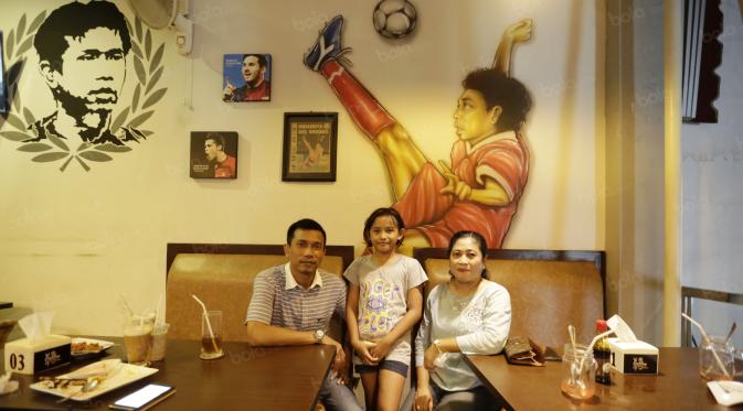 Widodo C. Putro, Pelatih Sriwijaya FC bersama keluarga di WCP Coffee and Resto, Gresik. (Bola.com/Nicklas Hanoatubun)