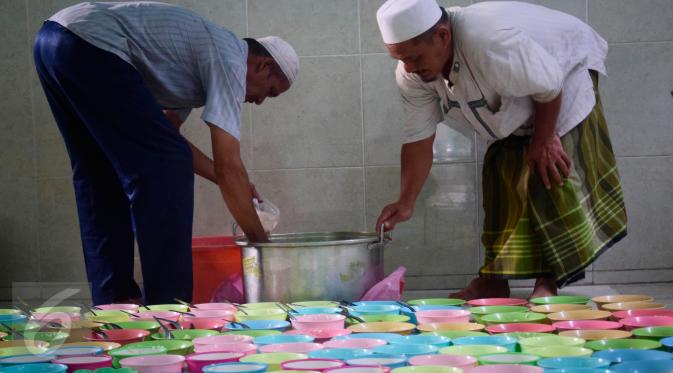 Pengurus masjid mempersiapkan ratusan mangkuk Bubur India untuk hidangan berbuka puasa, di Masjid Jami Pekojan Semarang, 9 Juni 2016. Bubur India merupakan tradisi saat Ramadan yang masih lestari di Masjid in sejak 80 tahun silam. (Liputan6.com/Gholib)