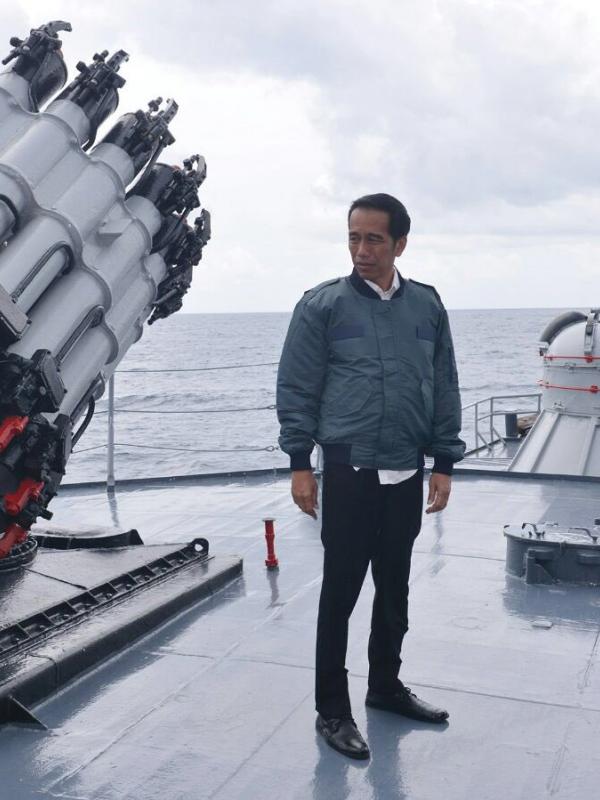 Memantau perairan Natuna yang dilalui oleh China, foto Presiden Jokowi di sana dibuat meme lucu oleh netizen. (Via: liputan6.com)
