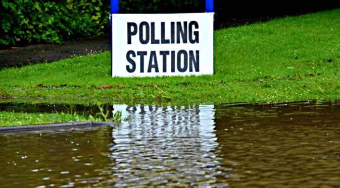 Tempat pemungutan suara di sejumlah wilayah di Inggris tergenang air. (Sumber: The Telegraph)