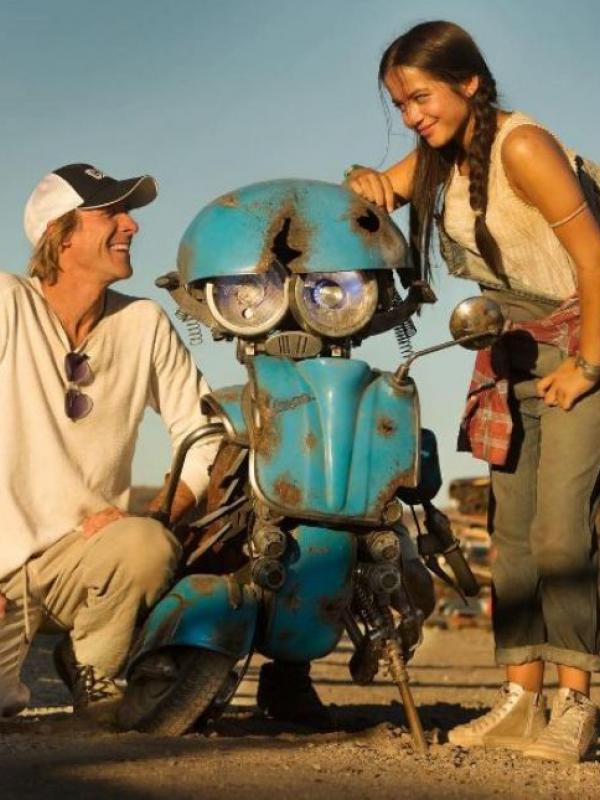 Robot Squeeks bersama Isabela Moner dan Michael Bay. (Instagram - @michaelbay)