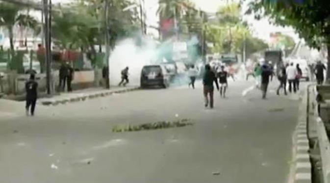 Warga yang menyerang kendaraan Ahok akhirnya bentrok dengan aparat kepolisian. Sementara itu, balo-balo jadi tradisi syiar Islam di Tegal.