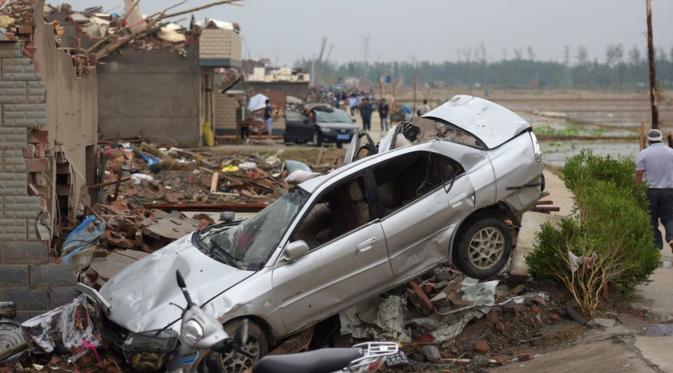 Laporan terbaru dampak bencana alam tersebut menyebutkan, setidaknya 98 warga tewas dan 800 lainnya luka-luka (Reuters).