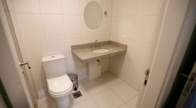 Suasana ruang toilet di apartemen Olympic Village di Rio de Janeiro, Brasil (23/6). Brasil telah menyiapkan tempat penginapan mewah untuk para atlet selama mengikuti Olimpiade Brasil 2016. (REUTERS/Sergio Moraes)