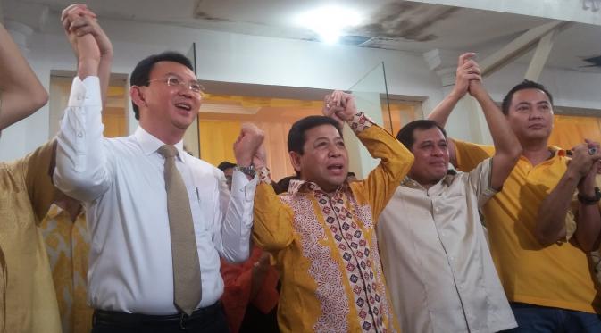 Partai Golkar menyerahkan surat dukungan kepada Ahok di Kantor DPD Golkar DKI, Menteng, Jakarta Pusat. (Liputan6.com/Delvira Hutabarat)