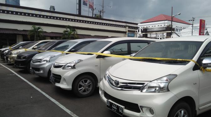 Sembilan mobil hasil sitaan dari komplotan pencuri mobil lintas provinsi. (Liputan6.com/Eka Hakim)